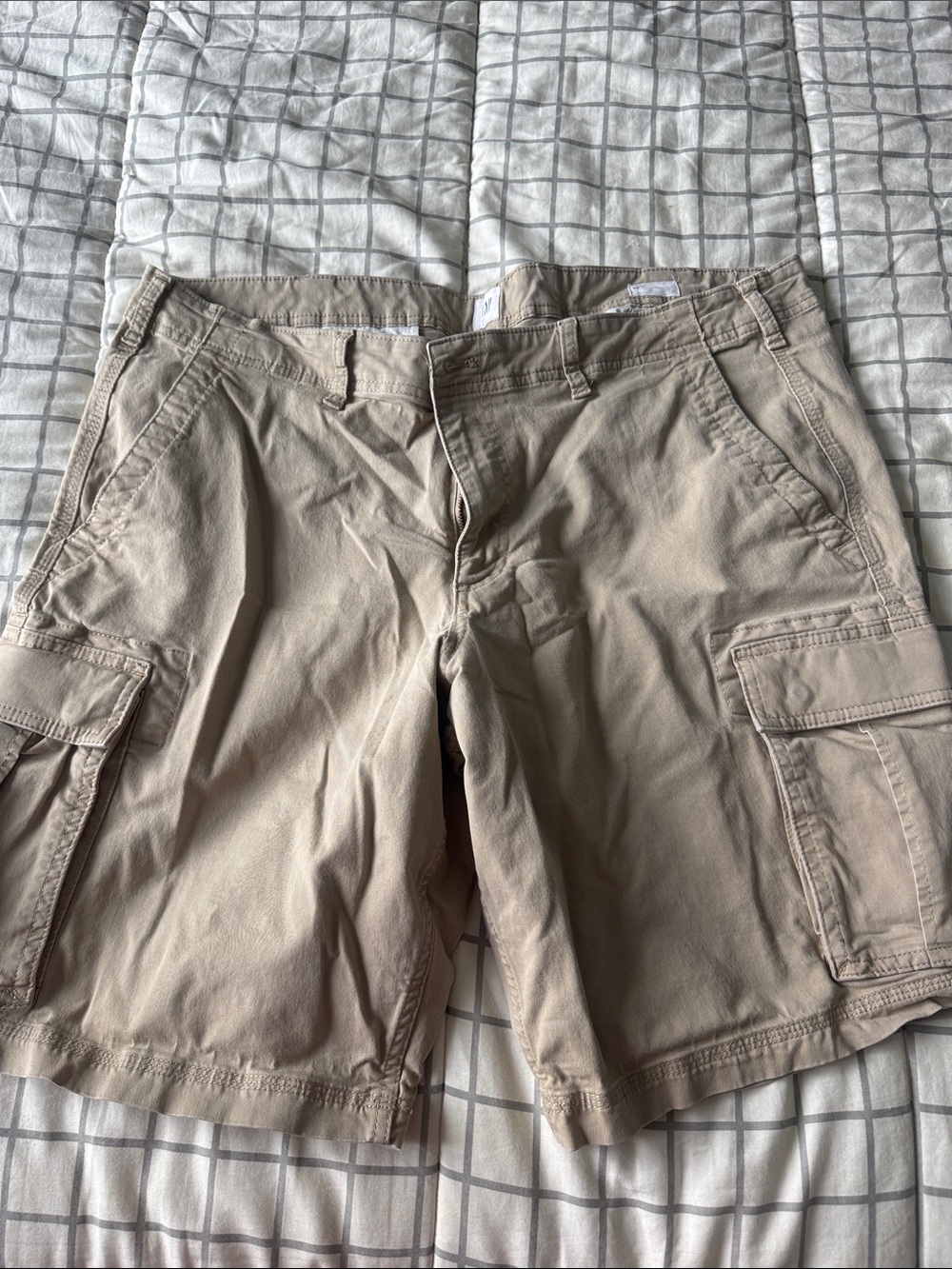 GAP Men's Tan Cargo Shorts - Versatile Pocket Style
